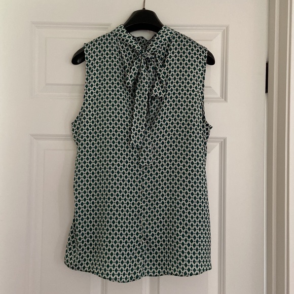 H&M Sleeveless Blouse Size 10 Green White Diamond Pattern Silky Tie Back Retro - Picture 2 of 7